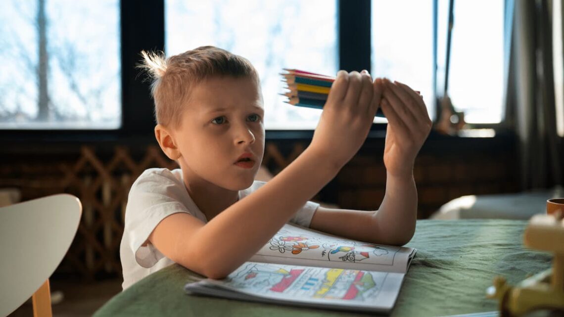 Médica alerta para sinais de daltonismo em crianças