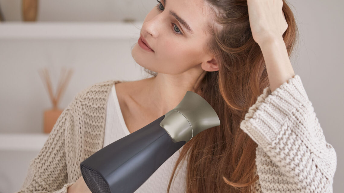 Manter os cabelos saudáveis após o verão pede algumas ações