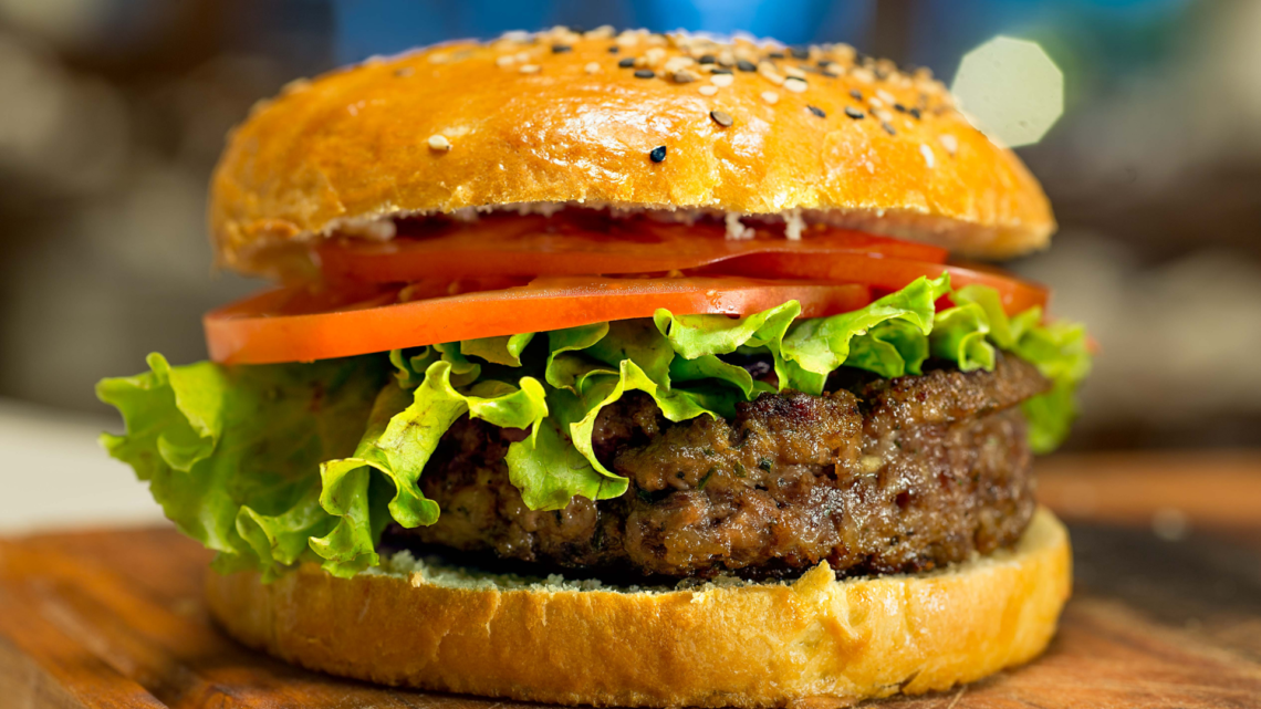 Hambúrguer com batata frita: dá para comemorar sem culpa?