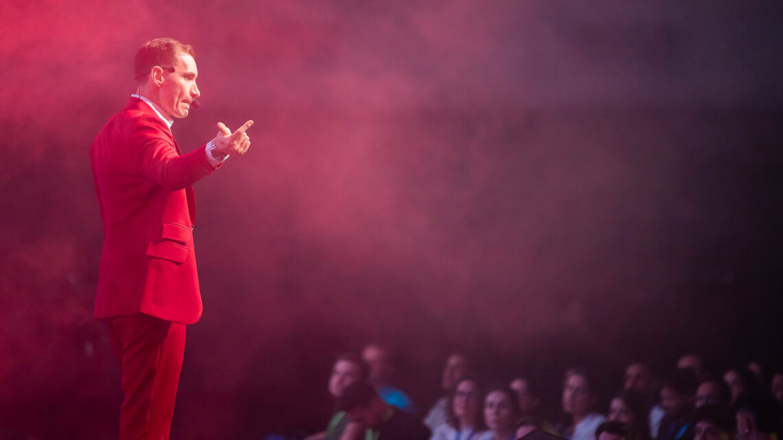 João Adolfo palestra em Dubai sobre presença digital