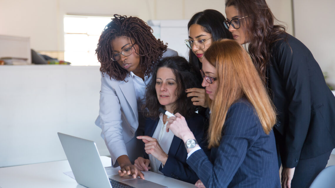 7 em cada 10 mulheres abriram mão da saúde física ou de hobbies em prol do trabalho