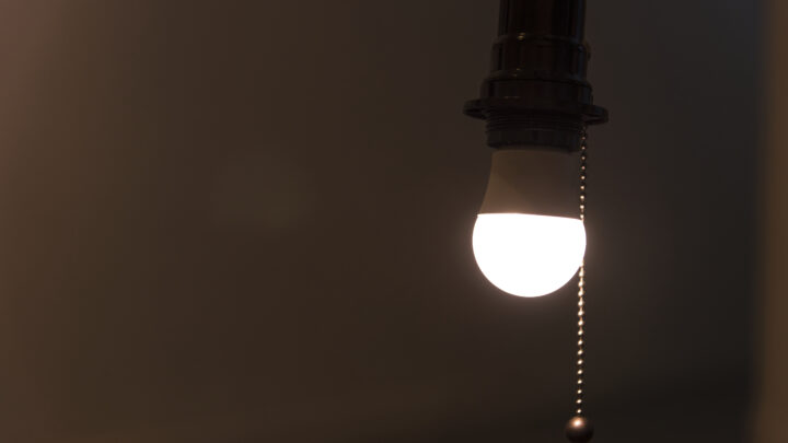 Bandeira amarela na conta de luz já está valendo; veja como economizar