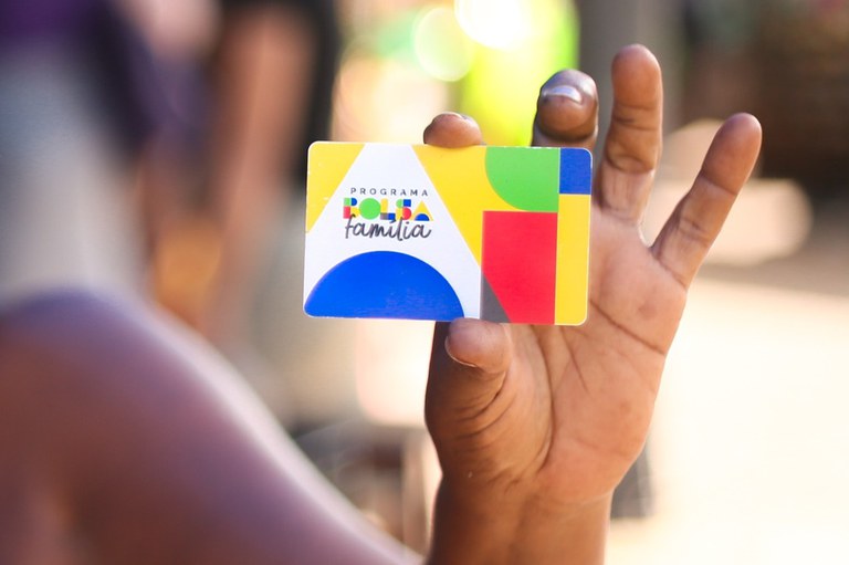 Bolsa Família e Auxílio Gás: pagamentos começam nesta terça-feira (17)
