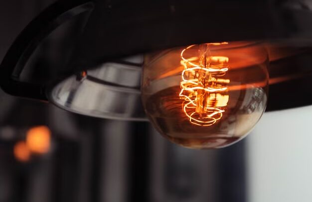 Brasileiros podem pagar conta de luz com preço de “bandeira vermelha permanente”