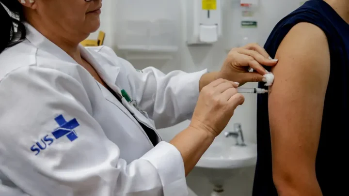 Dengue: MS recomenda remanejar doses da vacina a municípios não contemplados ou ampliar faixas etárias