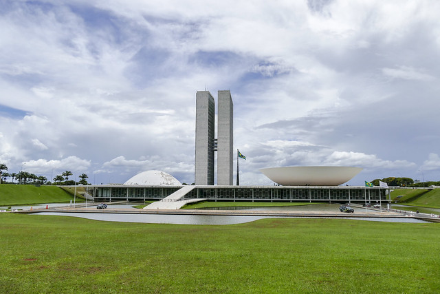 Derrubada de vetos e decretos marcam semana encurtada no Congresso