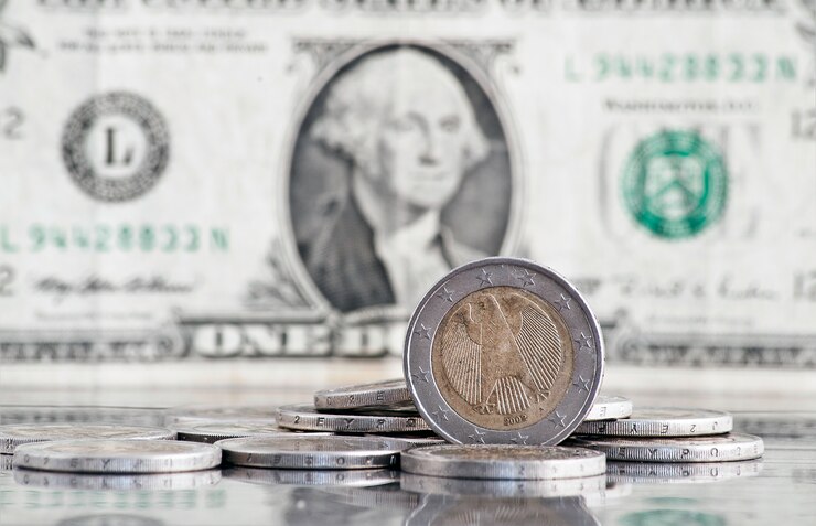 Dólar começa semana em leve queda, cotado a R$ 5,67