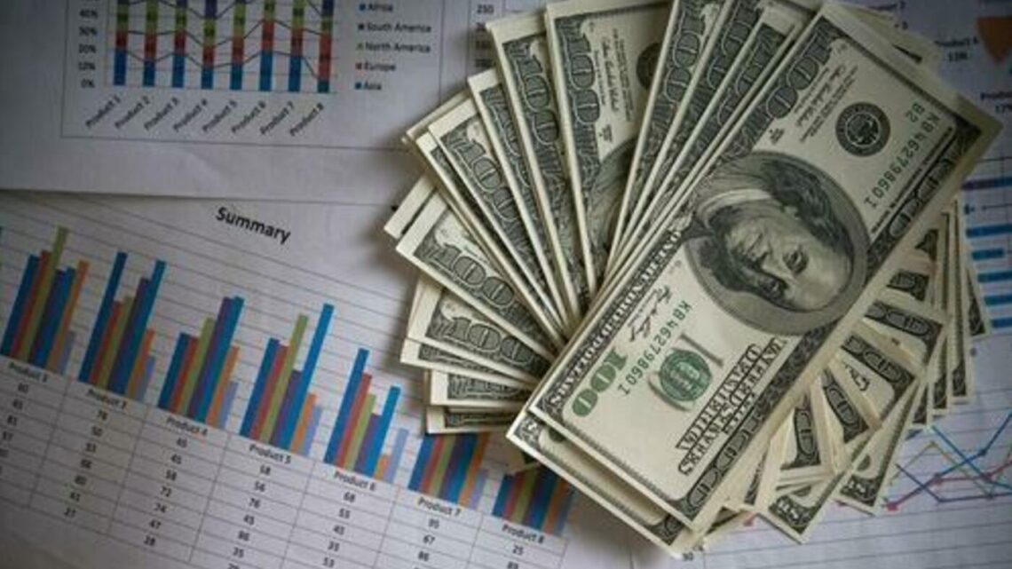 Dólar encerra último pregão em queda, aos R$ 5,72