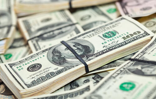 Dólar fecha última sessão em queda, com registro do 12° recuo seguido
