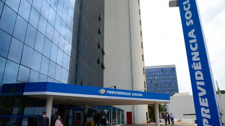 Fraude no INSS: governo suspenderá descontos realizados por associações e sindicatos na folha de pagamento