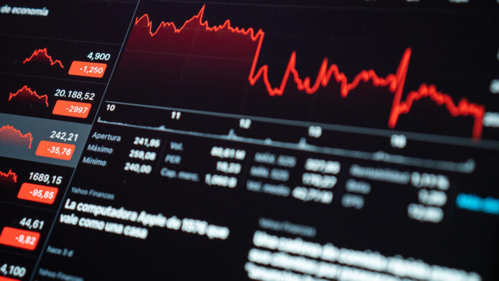Ibovespa encerra em alta e acima dos 129 mil pontos