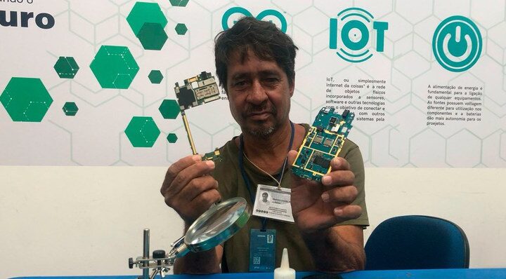 ‘Já tinha perdido a esperança’, diz homem em situação de rua, que faz capacitação de manutenção de celulares