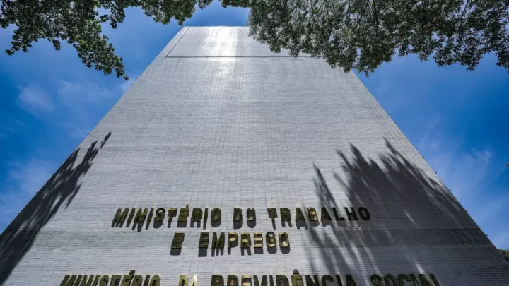 Nova regra exige que empresas avaliem riscos à saúde mental no trabalho a partir de maio