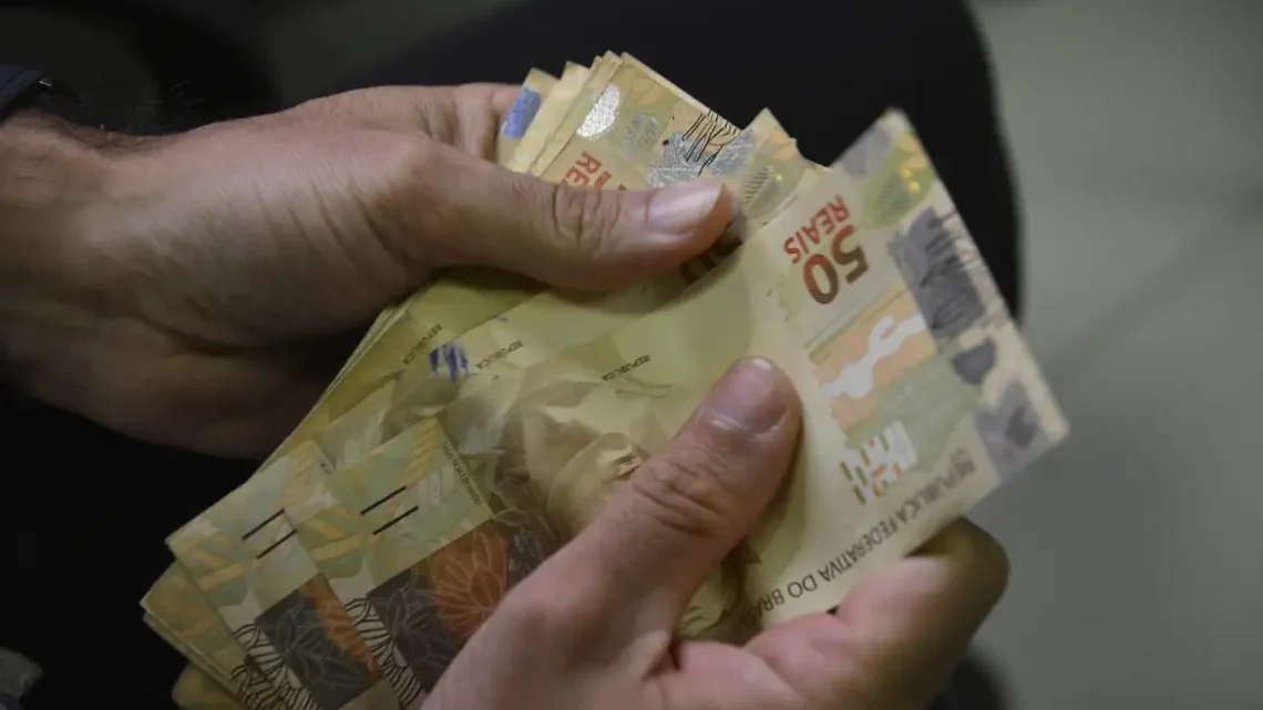 Reajuste do salário mínimo custará mais de R$ 4 bilhões aos cofres municipais em 2025, diz CNM