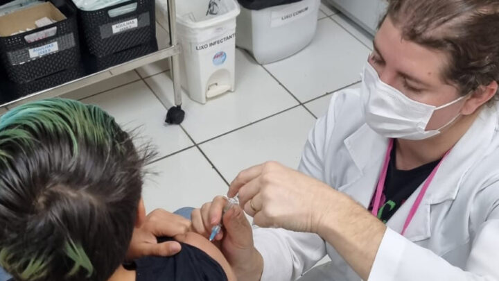 Vacinação nas escolas públicas: ação vai até 25 de abril