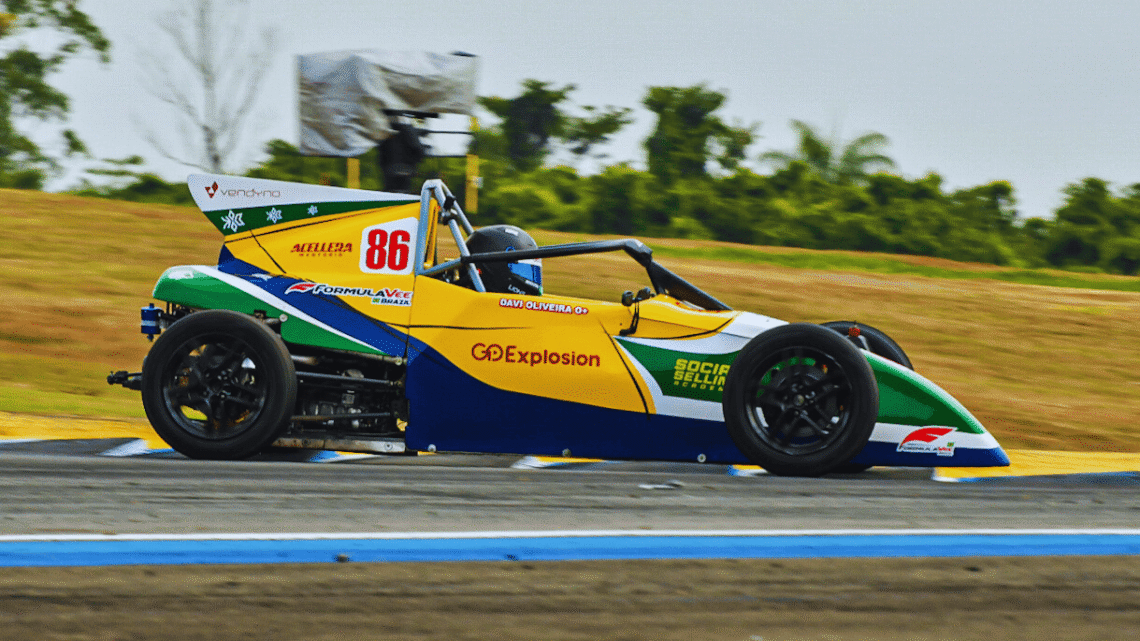 Piloto estréia com dois pódios na Fórmula Vee