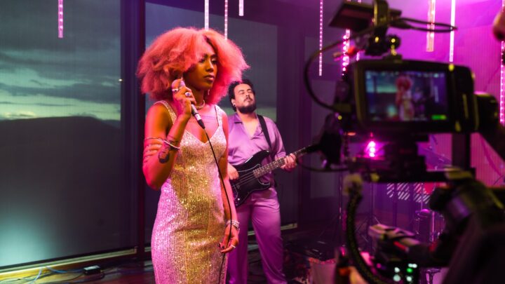 Sonastério ilumina lança novo episódio com Augusta Barna com faixas inéditas