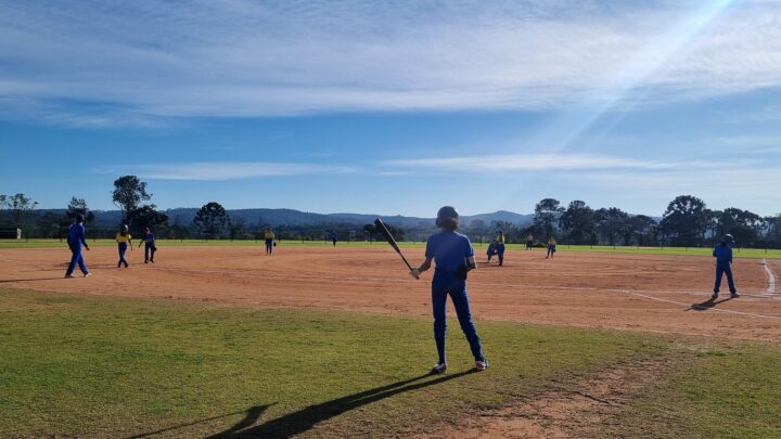 Seleção U-12 feminina de beisebol embarca para Mundial no Japão