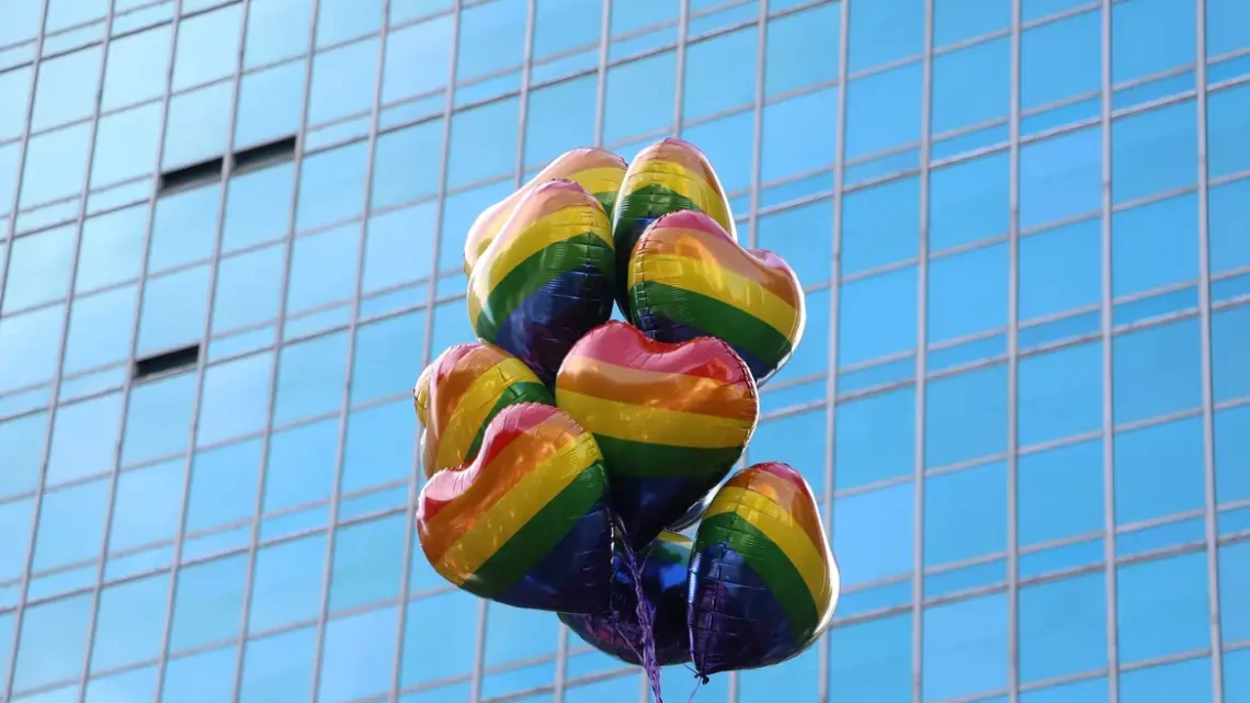 Mais de 60% dos projetos sobre pessoas trans em assembleias visam ampliar direitos