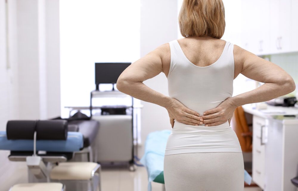 Escoliose degenerativa pode atingir mulheres após menopausa