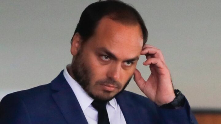 Vereador Carlos Bolsonaro foi hospitalizado após prisão domiciliar do pai