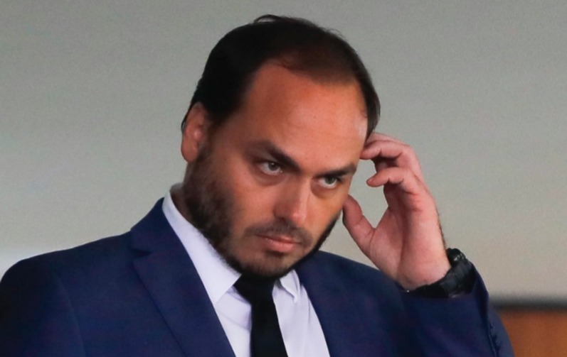 Vereador Carlos Bolsonaro foi hospitalizado após prisão domiciliar do pai