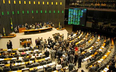 Congresso inicia semana com debates sobre anistia, reforma administrativa e tarifaço