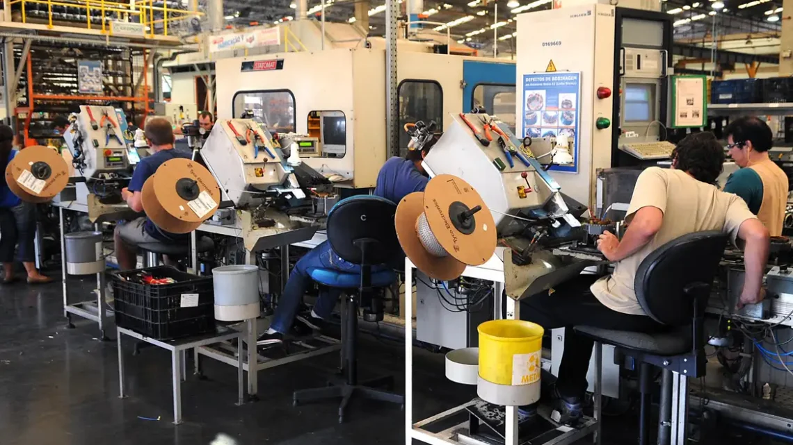 Indústria perde ritmo e deve crescer apenas 1,7% em 2025, aponta CNI