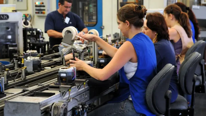 Pessimismo dos empresários da indústria completa oito meses após queda em agosto