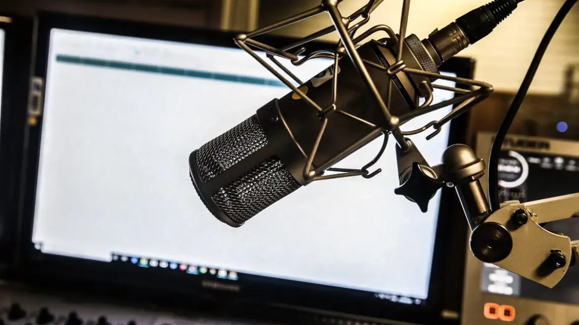 Rádio segue presente no cotidiano de 79% dos brasileiros das metrópoles, aponta pesquisa