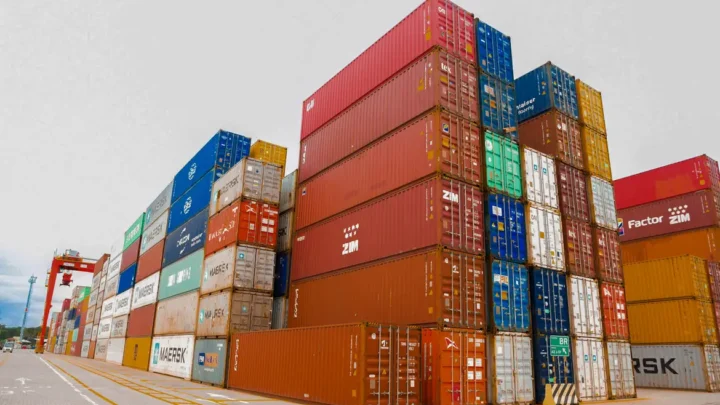 Tarifaço dos EUA sobre produtos brasileiros entra em vigor e pode reduzir preços no mercado interno