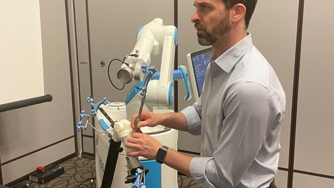 Robótica auxilia resultados na cirurgia de prótese do joelho