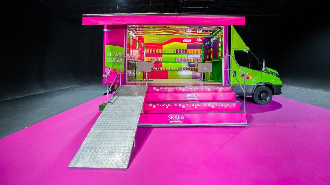 Skala promove ação itinerante com salão móvel em 12 cidades