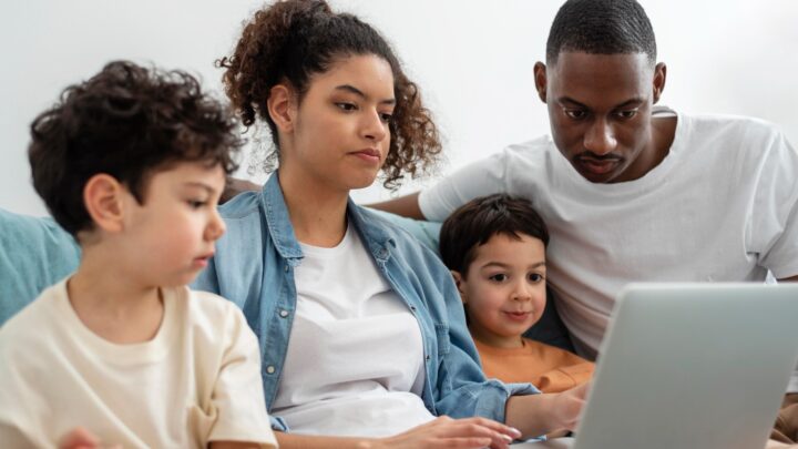 Algoritmos moldam crianças e desafiam pais na educação com tecnologia