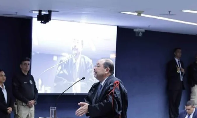 Defesa de Bolsonaro nega acusações de tentativa de golpe em julgamento no STF