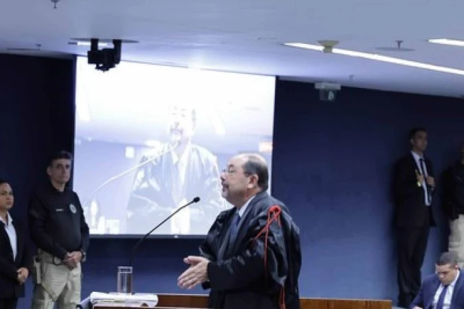 Defesa de Bolsonaro nega acusações de tentativa de golpe em julgamento no STF