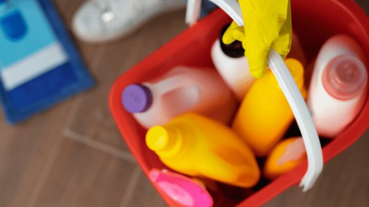 Produto químico no olho exige ação imediata e hospital