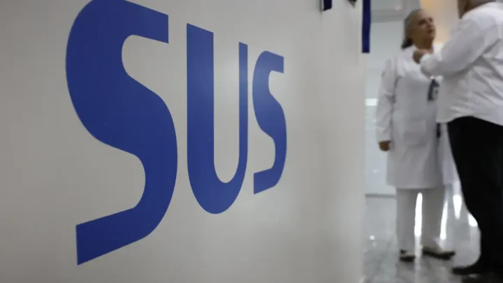 Municípios gastaram R$ 57,4 bilhões acima do piso constitucional em saúde em 2024, aponta CNM