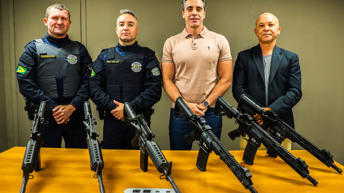 Prefeito Rafael Piovezan apresenta novos fuzis da Guarda Municipal de Santa Bárbara d’Oeste