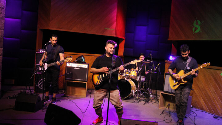 Nohau abre show do CPM 22 no Santo Rock Bar, em São Paulo