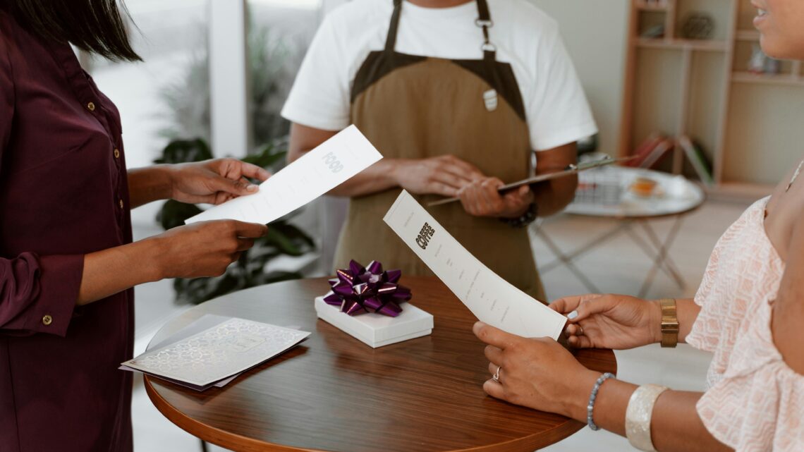 Abrasel lança cartilha “Garçom Nota 10” para qualificação