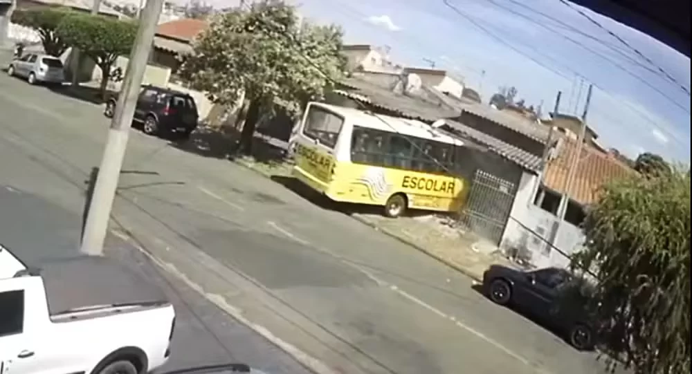 Ônibus da Prefeitura de Nova Odessa invade casa após mal súbito de motorista