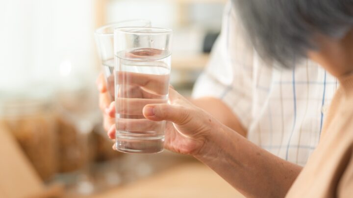 Especialista alerta sobre riscos de desidratação em idosos