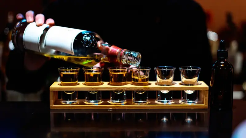 Bebida falsificada, além de colocar a saúde da população em risco, também impacta negócios