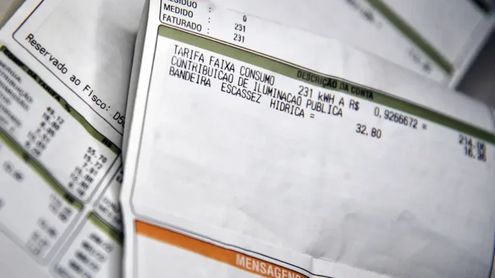 Conta de luz segue com bandeira vermelha em outubro, mas cai para patamar 1