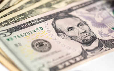 Dólar: moeda encerra última sessão em leve queda