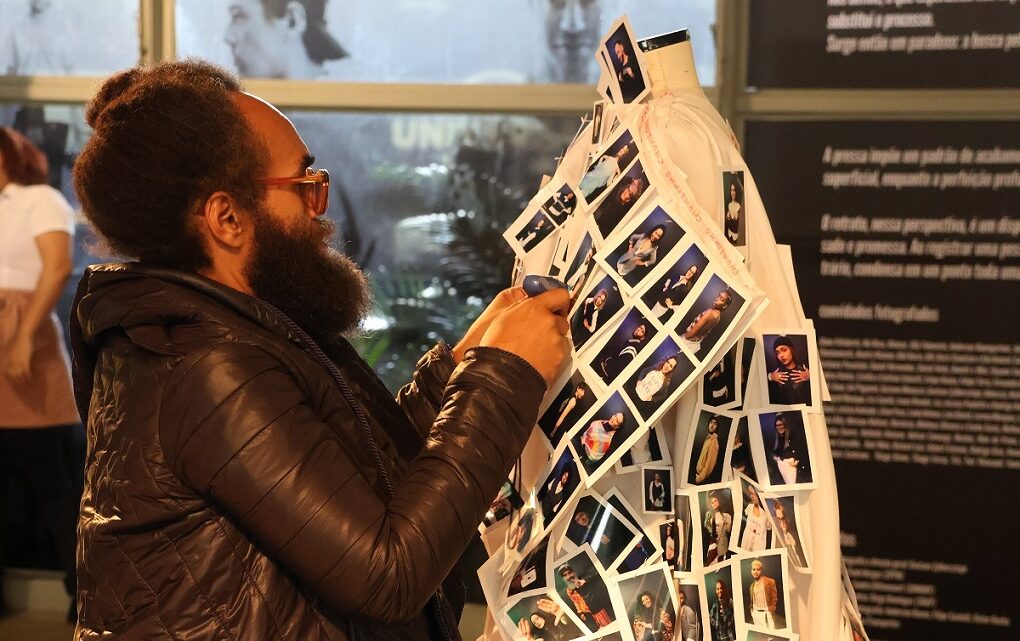 Canon monta vestido de fotografias dos visitantes da SPFW 2025