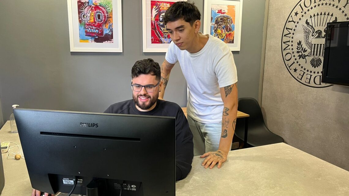 Jovens vêm desenvolvendo CRM integrado para rastrear leads