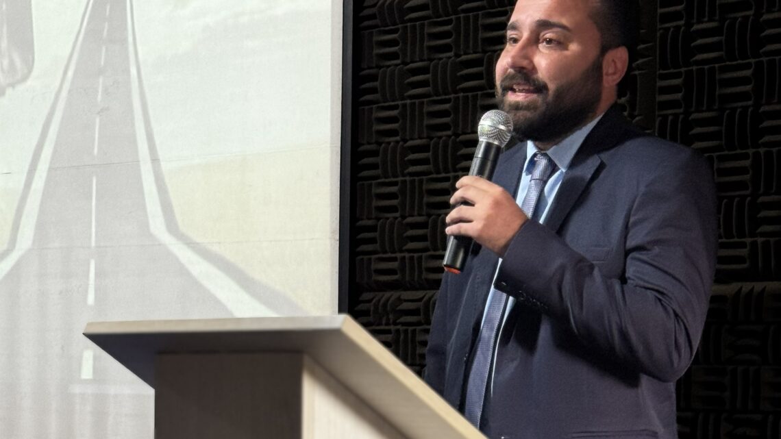 Cofundador da Flow Multas palestra na UNIRJ sobre trânsito