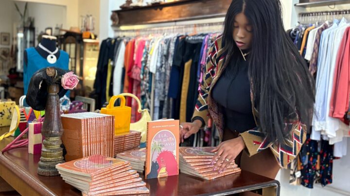 Autora celebra o livro físico na era das conexões virtuais